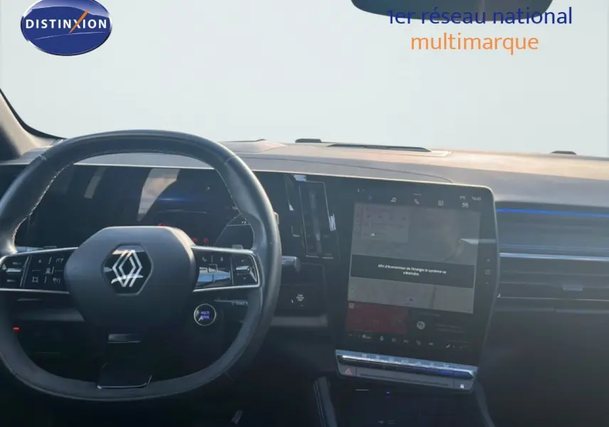 Intérieur du Renault Austral Iconic Esprit Alpine 2024, vue frontale du tableau de bord avec écran tactile vertical et volant moderne.