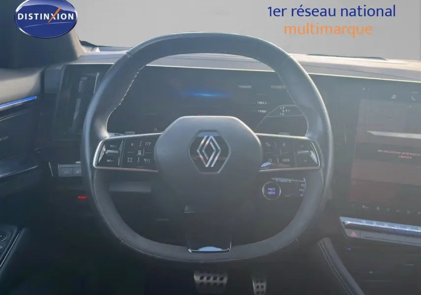 Volant noir du Renault Austral Iconic Esprit Alpine E-Tech 2024, vue frontale centrée sur les commandes intégrées.