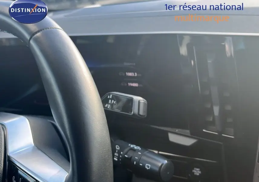 Gros plan sur le volant et la commande de boîte automatique du Renault Austral Iconic Esprit Alpine blanc/noir 2024.