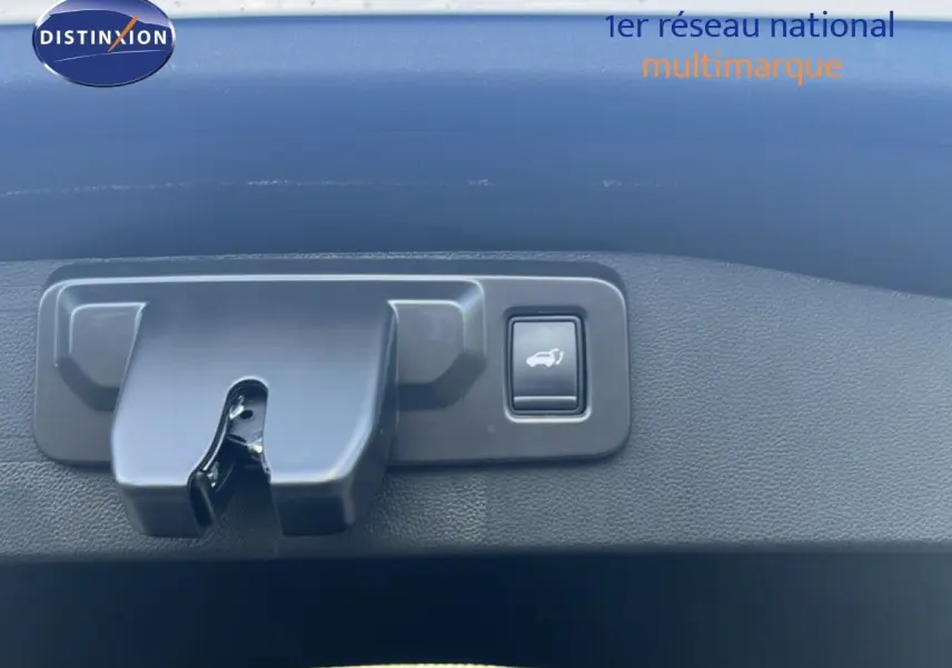 Gros plan sur la commande d'ouverture du coffre dans un Renault Austral Iconic Esprit Alpine blanc/noir 2024.