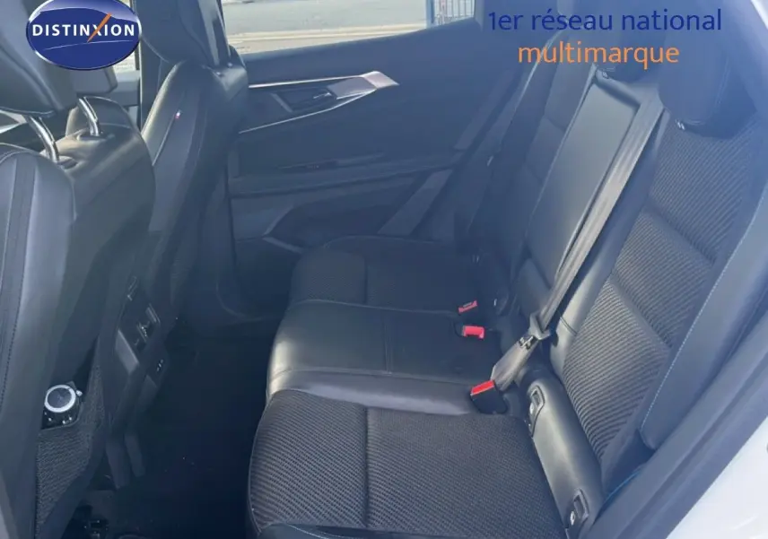 Vue intérieure des sièges arrière noirs du Renault Austral Iconic Esprit Alpine E-Tech 2024, côté droit ouvert.