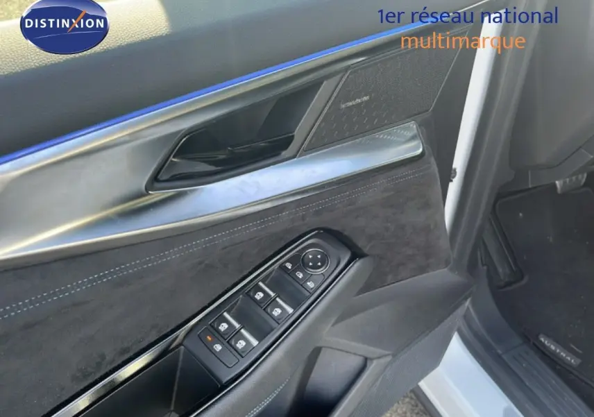 Gros plan sur la porte avant gauche blanche du Renault Austral Iconic Esprit Alpine, avec garniture noire et commandes de vitres.