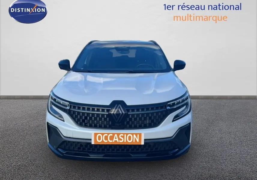 Renault Austral Iconic Esprit Alpine 2024 blanc et noir, vue frontale mettant en valeur sa calandre distinctive.