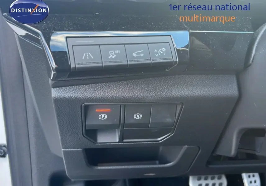 Gros plan sur les commandes de sécurité côté gauche du tableau de bord du Renault Austral Iconic Esprit Alpine blanc et noir 2024.