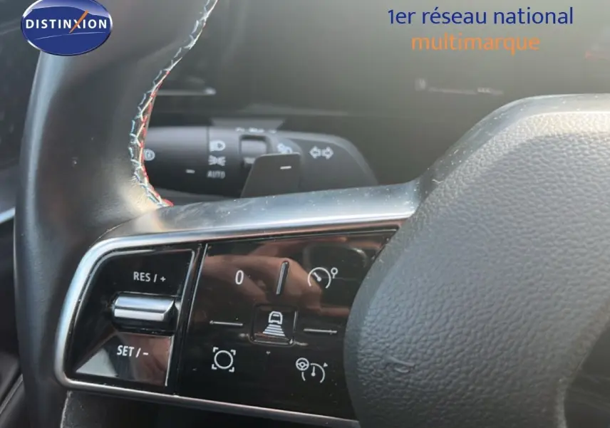 Gros plan sur le volant noir du Renault Austral Iconic Esprit Alpine 2024, avec commandes de régulateur de vitesse.