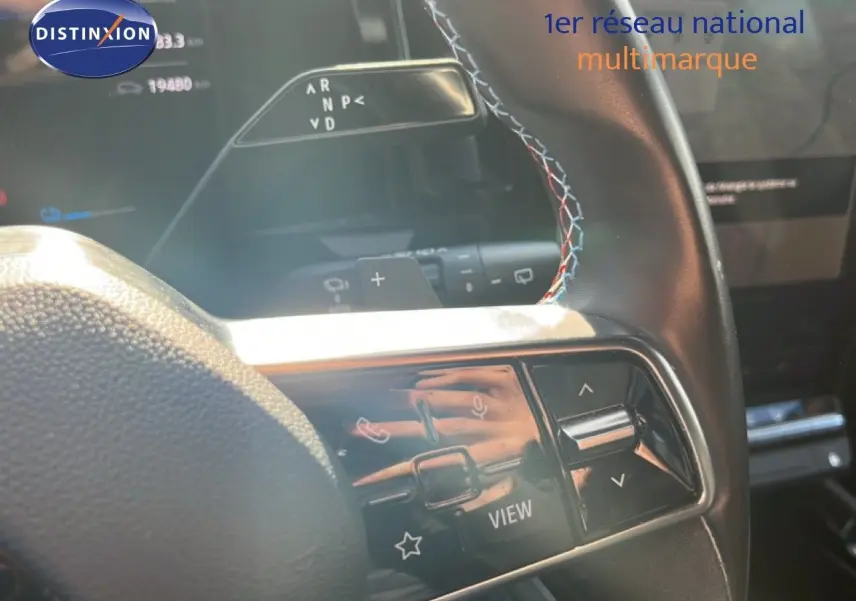 Gros plan sur la partie droite du volant noir du Renault Austral Iconic Esprit Alpine 2024 avec commandes intégrées.