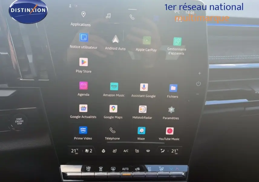 Écran tactile central du tableau de bord du Renault Austral Iconic Esprit Alpine blanc/noir, vue intérieure frontale.
