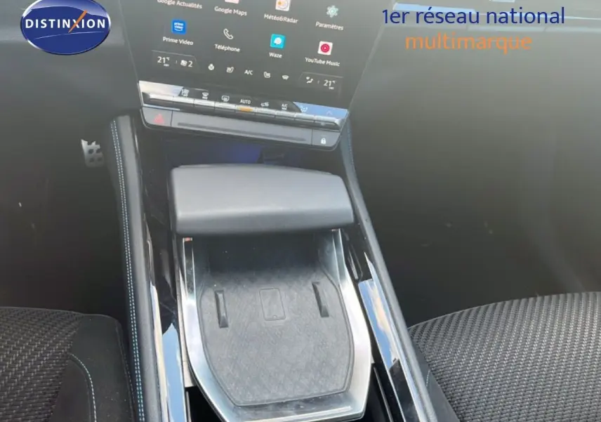 Vue rapprochée de la console centrale noire avec chargeur sans fil du Renault Austral Iconic Esprit Alpine blanc/noir 2024.