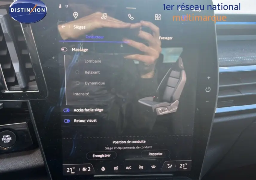 Écran tactile central du Renault Austral Iconic Esprit Alpine blanc/noir, affichant les réglages de siège avec options de massage.