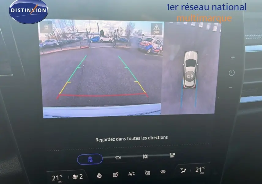 Écran intérieur montrant la caméra de recul et vue à 360° du Renault Austral Iconic Esprit Alpine blanc et noir.