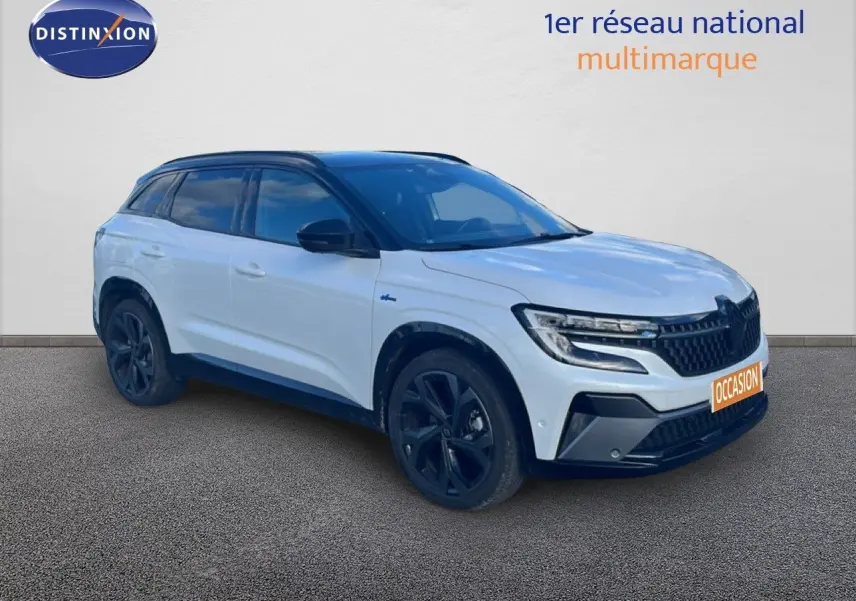 Renault Austral Iconic Esprit Alpine 2024 blanc et noir, vue 3/4 avant côté gauche avec jantes noires distinctives.