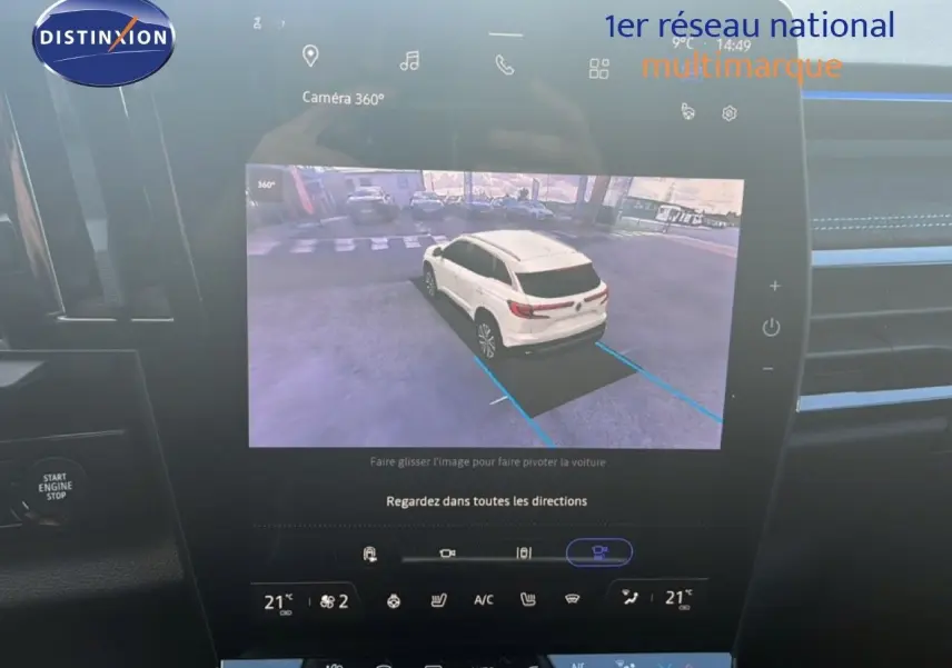 Vue écran intérieur montrant la caméra 360° d'un Renault Austral Iconic Esprit Alpine blanc/noir en recul.