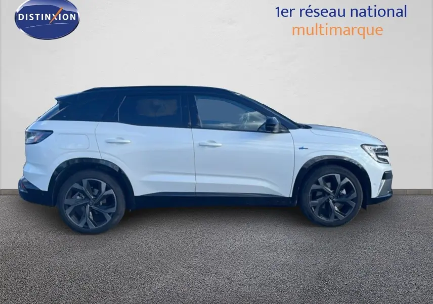 Profil côté gauche du Renault Austral Iconic Esprit Alpine blanc et noir 2024 avec jantes noires distinctives.