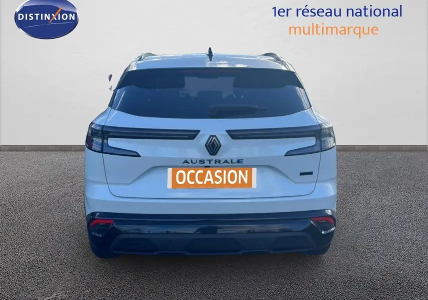 Vue arrière d'un Renault Austral Iconic Esprit Alpine blanc et noir, soulignant ses feux LED et son design épuré.