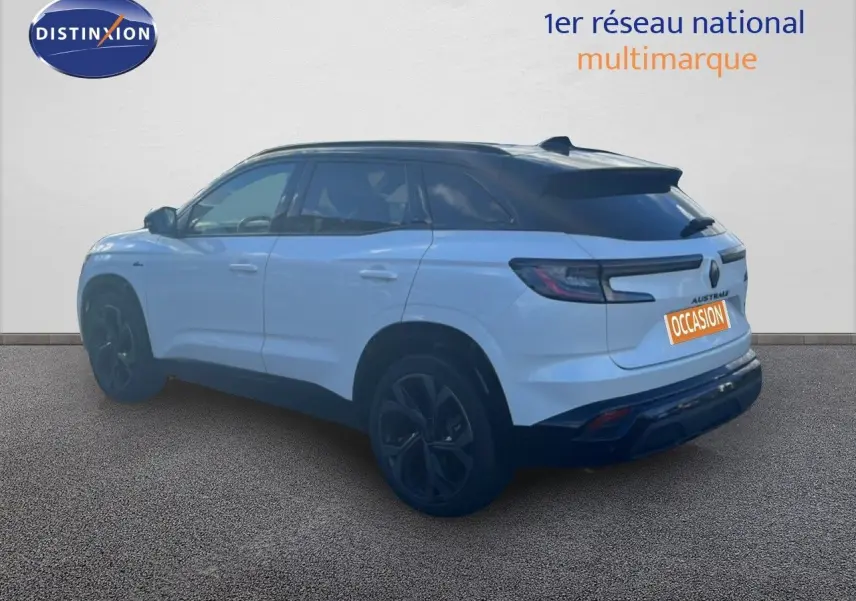 Renault Austral Iconic Esprit Alpine blanc et noir vu en 3/4 arrière côté gauche sur fond neutre.