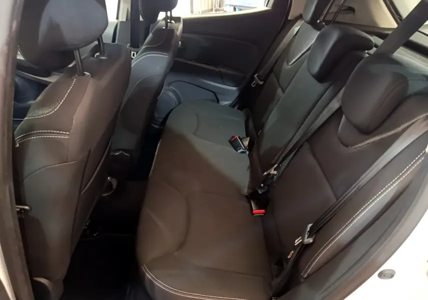 Vue intérieure sur la banquette arrière noire avec surpiqûres blanches de la Renault Clio Business TCe 90 blanche 2019.