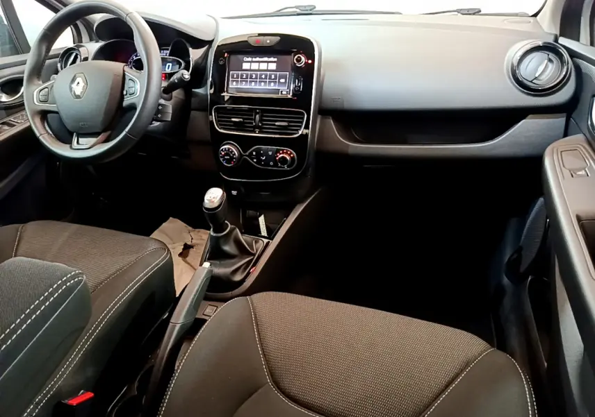 Intérieur avant de la Renault Clio Business TCe 90 2019, vue côté conducteur, tableau de bord avec écran tactile et volant cuir.