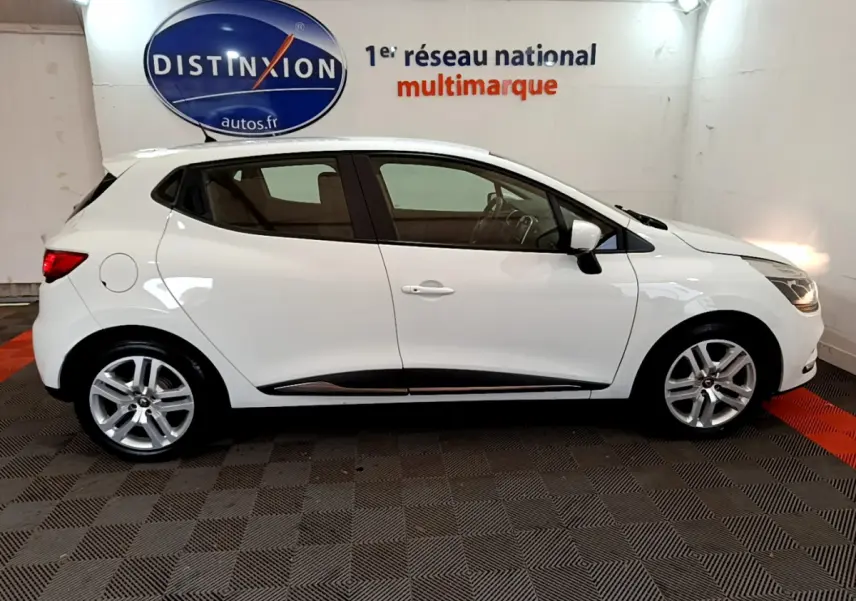Profil côté gauche d'une Renault Clio Business TCe 90 blanche 2019, avec jantes alliage et rétroviseurs blancs.
