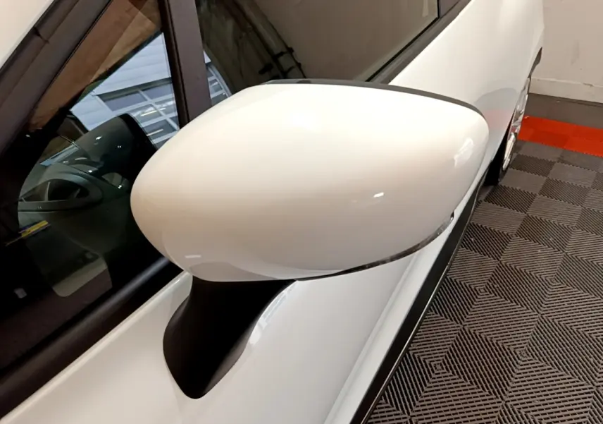 Rétroviseur droit blanc de Renault Clio Business TCe 90 2019 vu en gros plan côté extérieur.