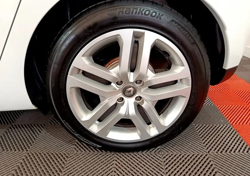 Gros plan sur la roue avant droite d'une Renault Clio Business TCe 90 blanche avec jante alliage et pneu Hankook