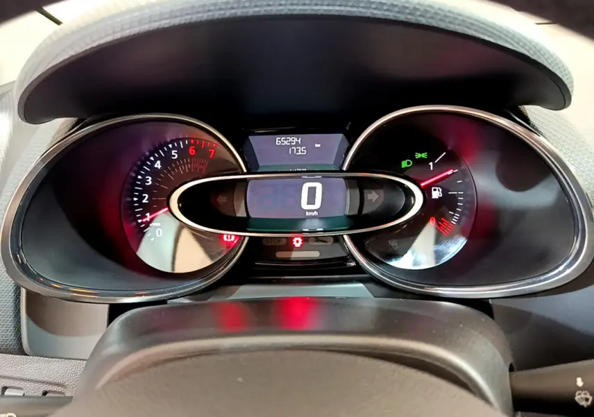 Tableau de bord de Renault Clio Business TCe 90 2019, vue frontale sur compteurs numériques et analogiques.