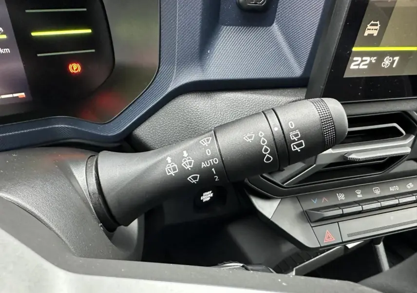 Gros plan sur la commande d’essuie-glace côté gauche du tableau de bord du Dacia Duster noir 2025.