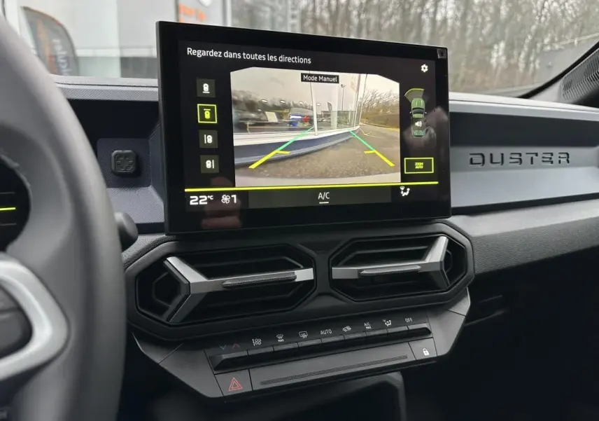Vue intérieure du tableau de bord du Dacia Duster noir 2025, écran central affichant la caméra de recul.