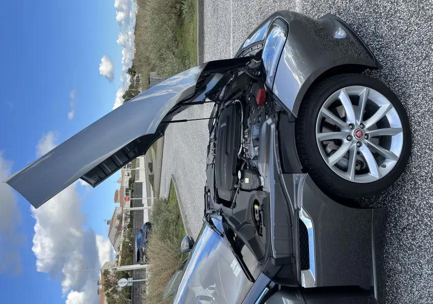 Jaguar F-TYPE II Coupé 2.0T 2018 gris Corris vue 3/4 avant avec capot ouvert dévoilant le moteur et jantes 19 pouces.