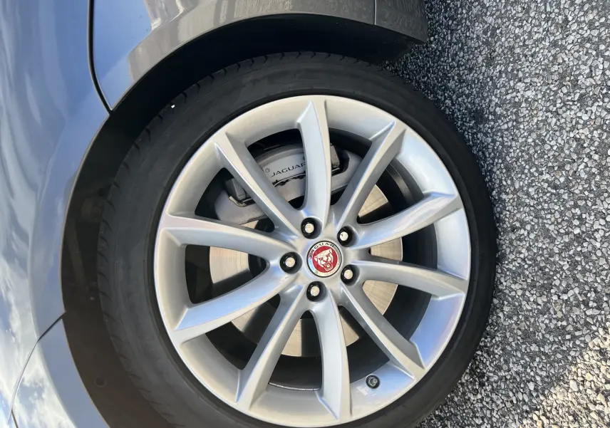 Gros plan sur la jante 19 pouces 10 branches argentée de la Jaguar F-TYPE II Coupe gris Corris, avec logo Jaguar au centre.