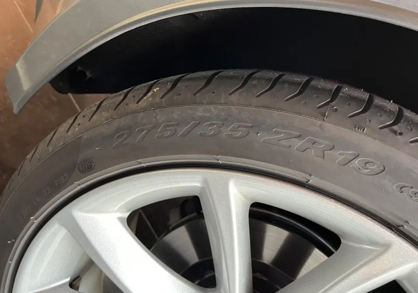 Gros plan sur la jante 19 pouces 10 branches argentée et le pneu 275/35 ZR19 d'une Jaguar F-TYPE II Coupe gris Corris.