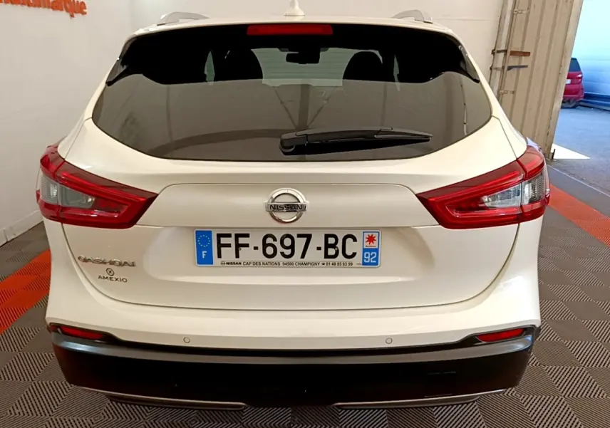 Vue arrière d'un Nissan Qashqai blanc 2019 avec feux arrière LED et plaque d'immatriculation française visible.