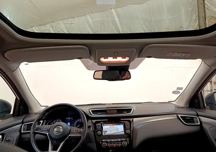 Vue intérieure avant du Nissan Qashqai 1.3 DIG-T 140 Tekna 2019, tableau de bord avec écran tactile et toit ouvrant panoramique.