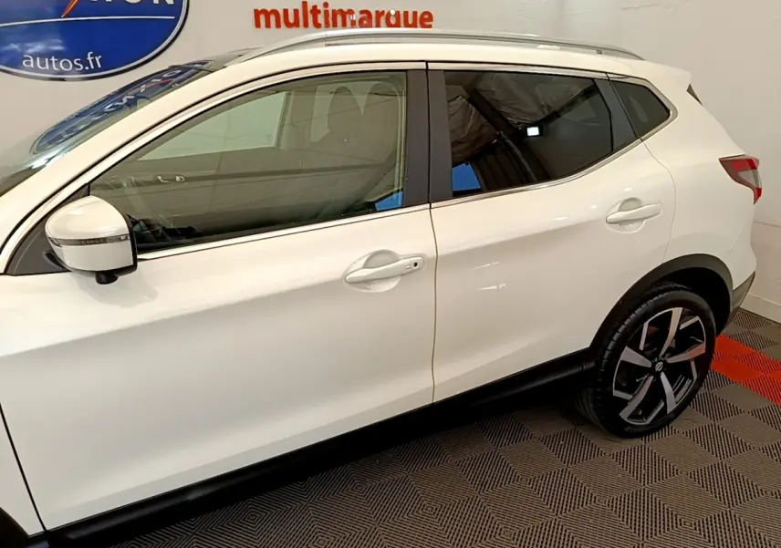 Vue latérale droite du Nissan Qashqai blanc 2019 avec jantes alliage et rétroviseurs blancs.