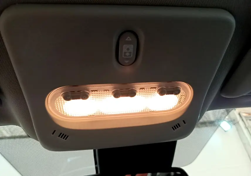 Plafonnier intérieur allumé avec commandes, vue du toit du Nissan Qashqai blanc 2019, version Tekna.
