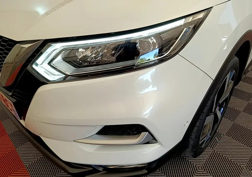 Gros plan sur l'avant droit blanc du Nissan Qashqai 2019 avec phares LED et jante alliage noire.