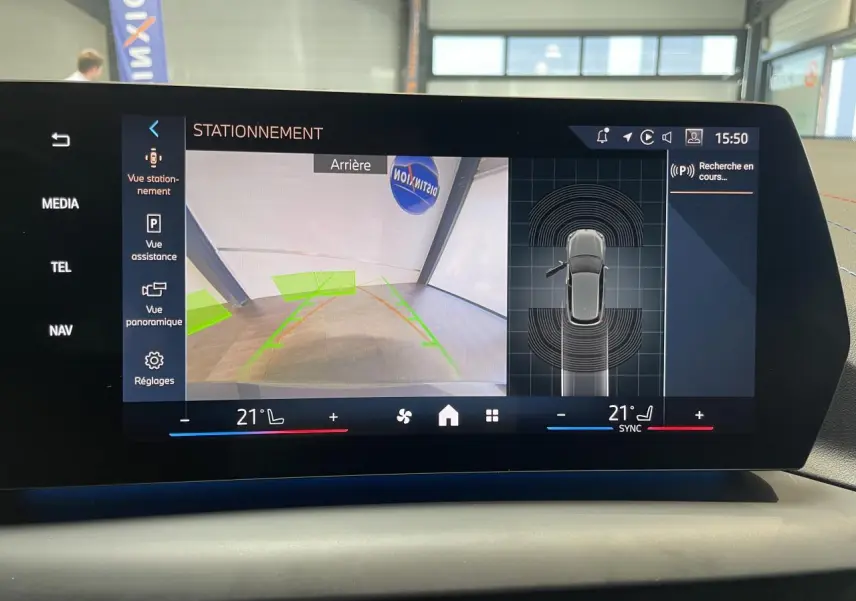 Écran de la caméra de recul et vue 360° du tableau de bord d'une BMW Série 1 grise, version 120d M Sport 2025.
