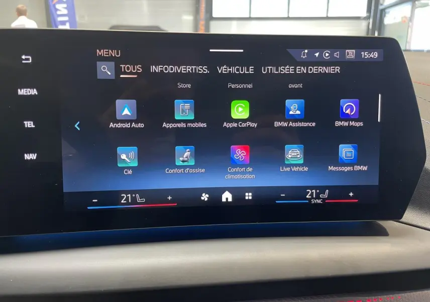 Écran tactile central de la BMW Série 1 120d M Sport 2025 affichant le menu multimédia et climatisation.