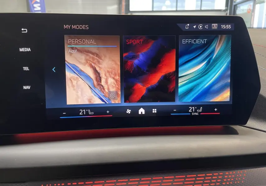 Écran tactile intérieur de BMW Série 1 120d M Sport 2025 affichant les modes de conduite Personal, Sport et Efficient.