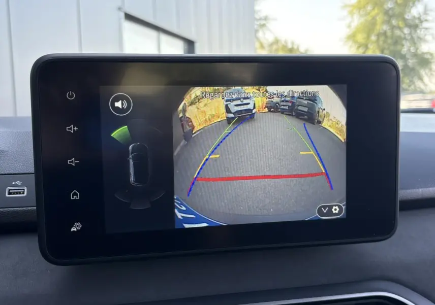 Écran tactile de la Dacia Sandero Stepway 2025 montrant la caméra de recul avec vue arrière du parking.