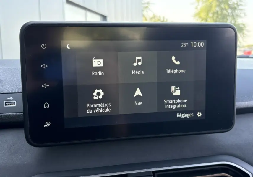 Écran tactile 8 pouces du système Media NAV de la Dacia Sandero Stepway Eco-G 2025, vue frontale intérieure.