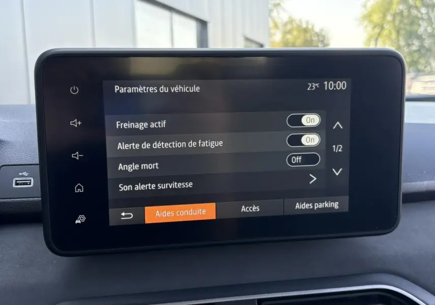 Écran tactile central de la Dacia Sandero Stepway 2025 affichant les paramètres d’aides à la conduite.