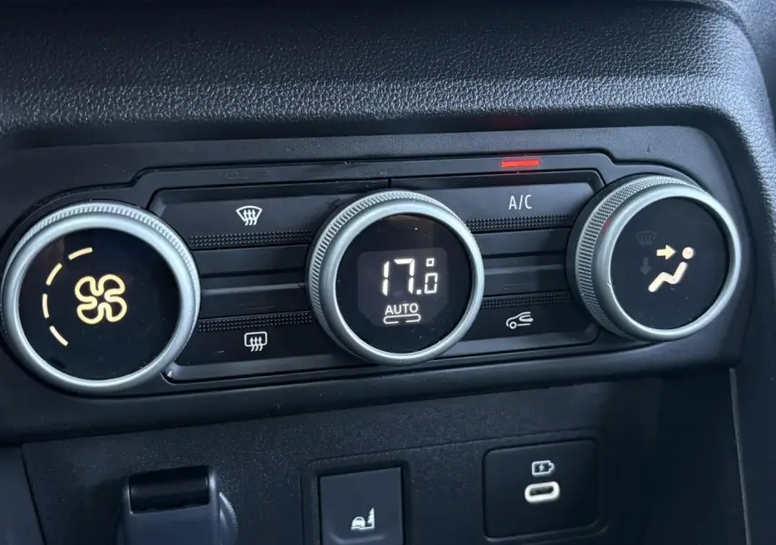 Gros plan sur les commandes de climatisation automatique de la Dacia Sandero Stepway Eco-G 2025, avec affichage numérique à 17,8°C.
