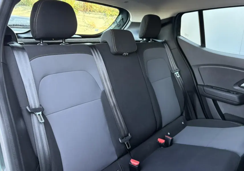 Vue intérieure de la banquette arrière en tissu gris et noir de la Dacia Sandero Stepway 2025, côté droit.