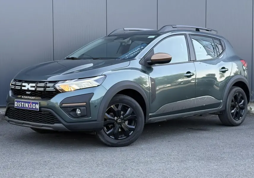 Dacia Sandero Stepway 2025 Vert Cèdre en 3/4 avant droit avec jantes noires et coques de rétroviseur cuivrées.