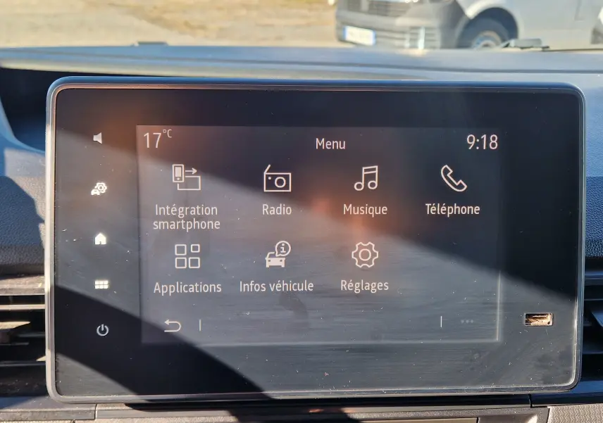 Écran tactile central du Renault Kangoo blanc 2023 affichant le menu multimédia avec options smartphone, radio et téléphone.