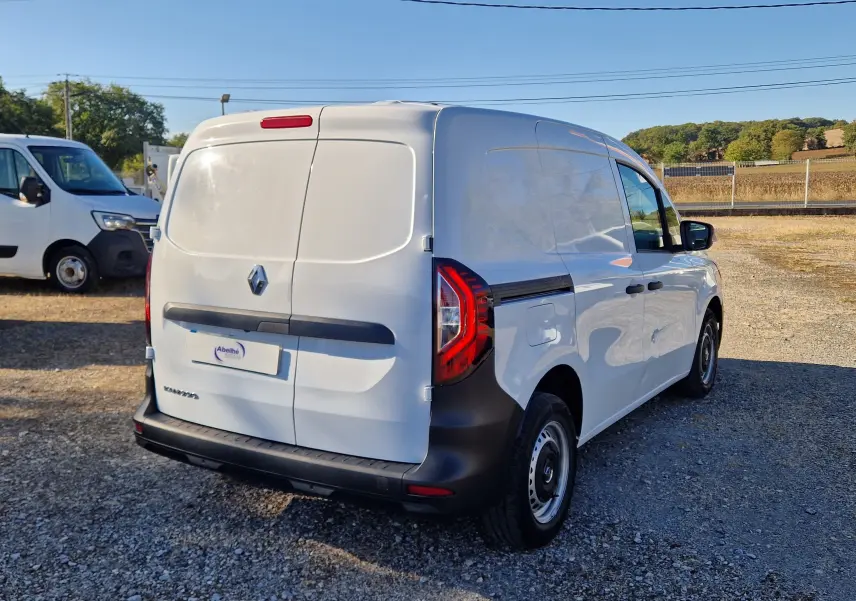 Vue 3/4 arrière droite du Renault Kangoo Van blanc 2023, avec portes arrière fermées et pare-chocs noirs.