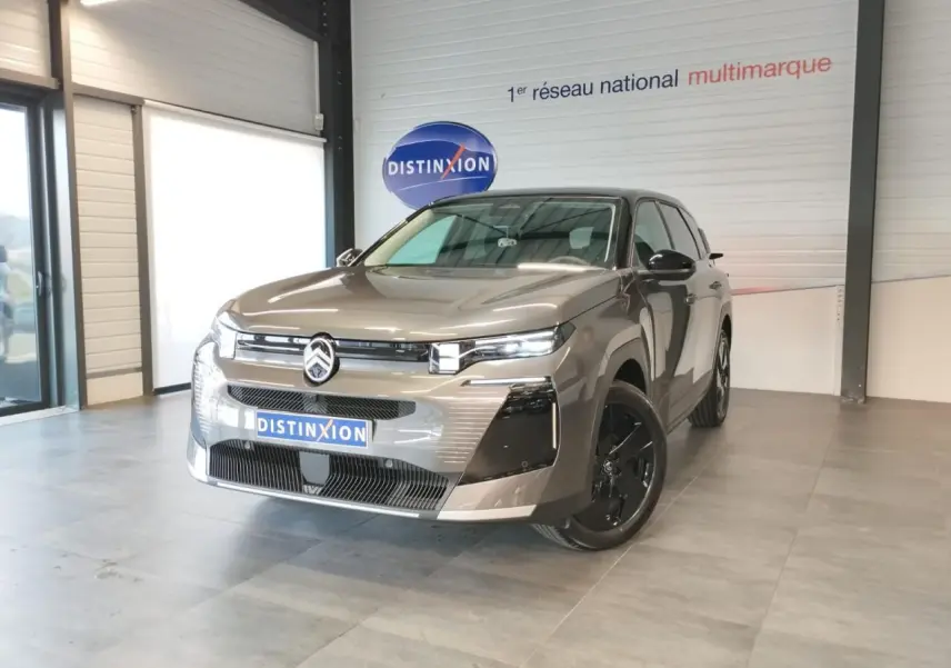 Citroën C5 Aircross gris platine vue 3/4 avant droit avec calandre noir brillant en showroom.