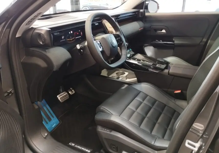 Vue intérieure côté conducteur du Citroën C5 Aircross gris platine, avec sièges cuir noir et tableau de bord moderne.