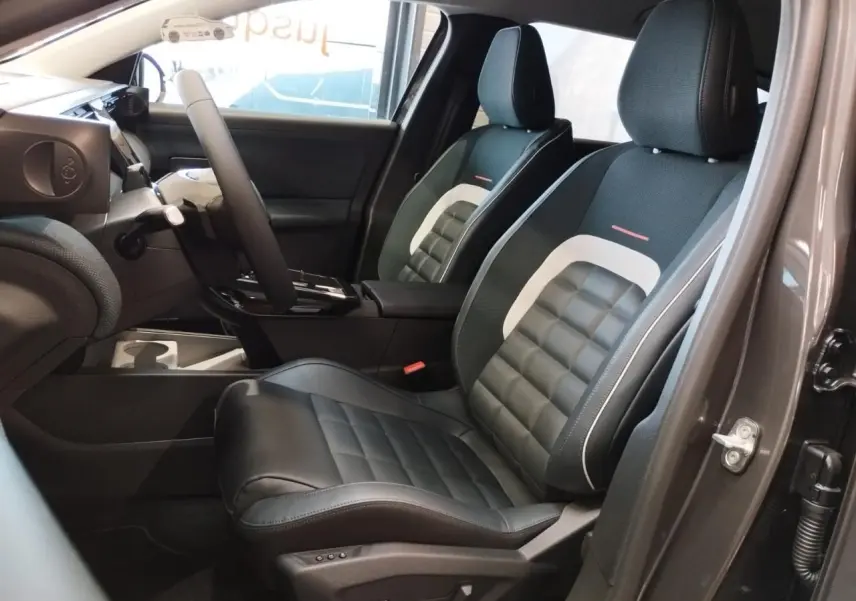 Vue intérieure côté conducteur du Citroën C5 Aircross 2026, sièges avant noirs avec insert textile bleu et blanc.