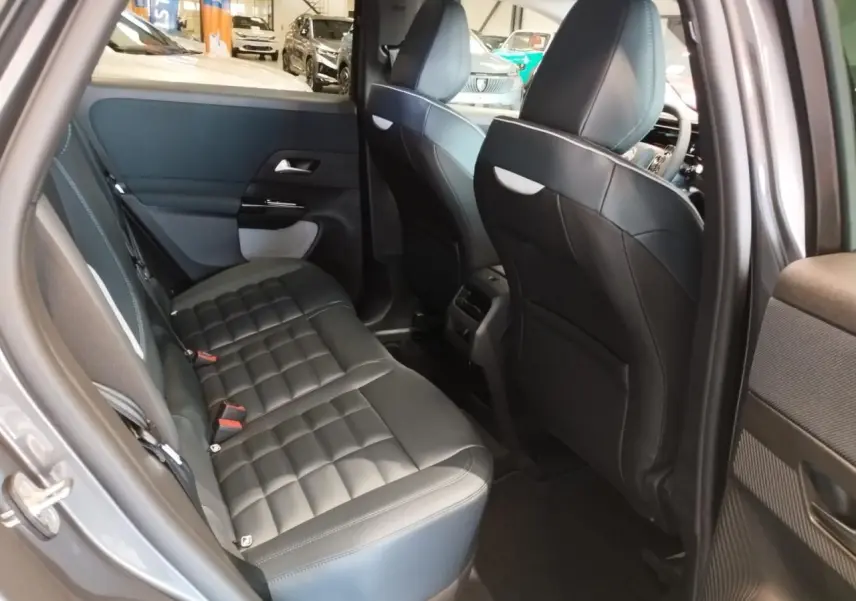 Vue intérieure arrière côté droit du Citroën C5 Aircross gris platine, montrant la banquette en cuir noir matelassé.
